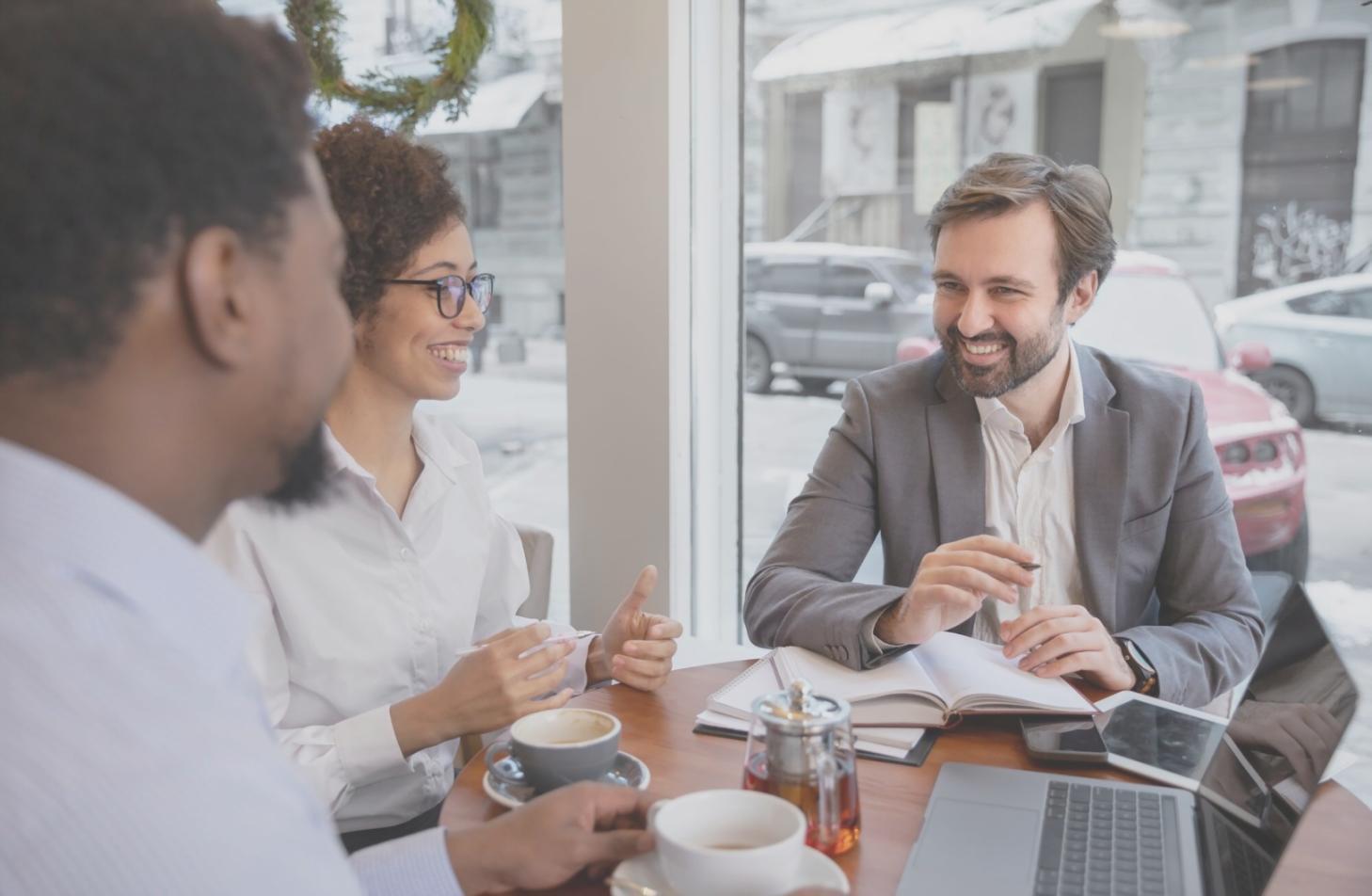 Intensive Arbeitsatmosphäre während der Masterclass mit Fokus auf fortgeschrittene Budgetierungstechniken
